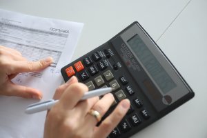 От началото на 2022 г търговските банки променят едностранно в договорите