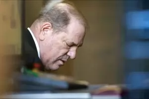 Още беди за Харви Уайнстийн: не стига затвор, ами и коронавирус