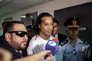 Роналдиньо закръгли 40 г. в затвора в Парагвай