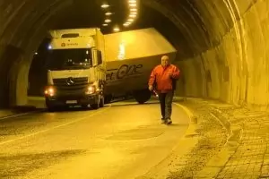 Два обърнати тира блокираха пътя през Кресненското дефиле