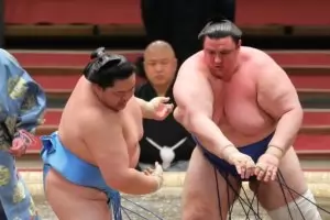 Аоияма постигна първа победа на сумо турнира в Токио