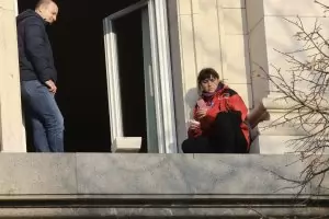 Медицинска сестра протестира зрелищно на перваз в парламента