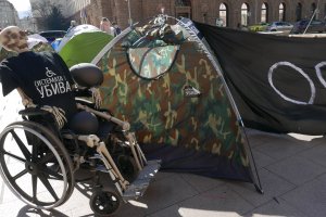 Пет медицински сестри се барикадираха и прекараха нощта в сградата