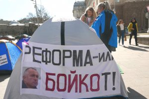 Палатковият лагер на две групи протестиращи срещу правителството медицинските