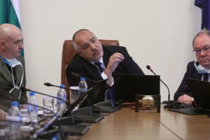 Всеки който влиза в държавна институция или лечебно заведение ще