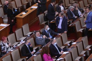 Макар че се надпреварват да правят дарения включително и с