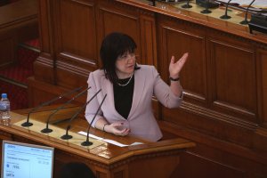 Макар че се надпреварват да правят дарения включително и с