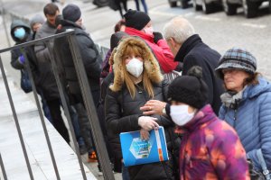 Носенето на маска на открити и закрити обществени места става