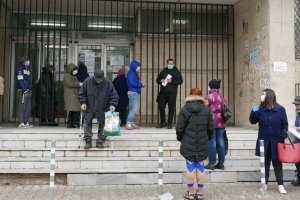 Въпреки почти тоталната липса на предпазни материали в аптеките и