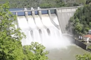 България пуска още вода в Марица, за да спре мигрантите в Гърция