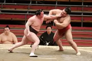 Аоияма е непобеден след три дни на "Хару башо"