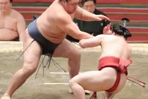 Аоияма допусна първа загуба на "Хару башо"