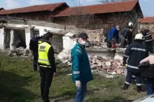 Сграда затрупа двама мъже в Орешак