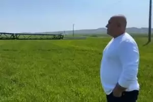 Борисов без маска се скара на тракторист да си сложи маската