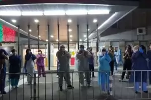 Медици от "Пирогов" аплодираха българите, останали си у дома