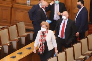 Решението на парламента депутатите не само да замразят но и