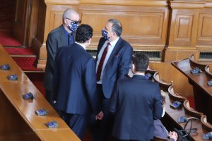 След скандала с увеличените възнаграждения на депутатите парламентарните политически сили