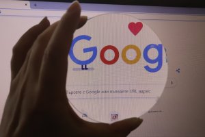 Технологичните гиганти Facebook и Google ще бъдат глобени от френския регулатор