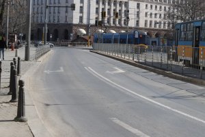 Периодично опитвам да наруша карантината която управлява съзнанието ни Разреждам