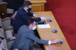 В началото на април т г депутатите шумно се отказаха от