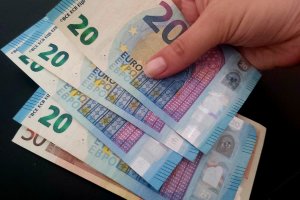 Всеки който работи или е работил в държава от ЕС