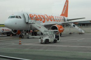 Британската нискобюджетна авиокомпания EasyJet обяви че планира да остави средните