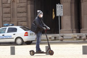 Парламентът гласува ограничения в скоростта за водачите на електрически тротинетки