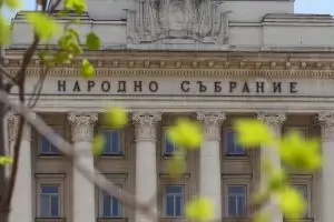 Бивши депутати съдят държавата заради съветския герб на Партийния дом