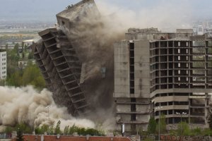 Недостроеният и тънещ в разруха издателско полиграфически комбинат ИПК Родина трябваше да бъде взривен тази