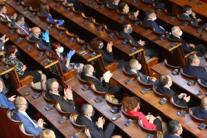 Партиите и депутатите ще се върнат на държавната хранилка от