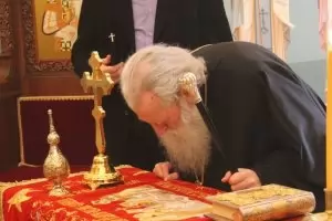 Патриарх Неофит се поклони на Христовата плащаница