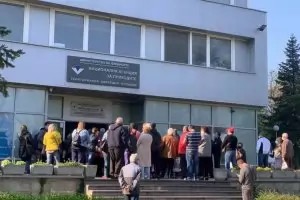 Пред офисите на НАП се извиха опашки