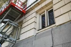 Фасадата на Софийския университет се дупчи заради климатици