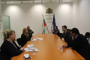 Нов удар за туроператорите - застрахователи прекратяват договори с тях