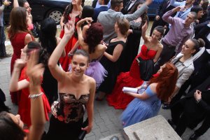 Хиляди зрелостници които тази година по принуда ще завършат средното