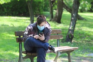 Безплатни горещи телефонни линии за нуждаещите се деца и работещи