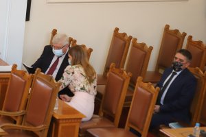 Сериозни сблъсъци между управляващите и опозицията предизвикаха в парламента новите