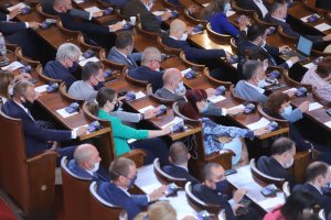 Политически театър – така хората определят за себе си онова