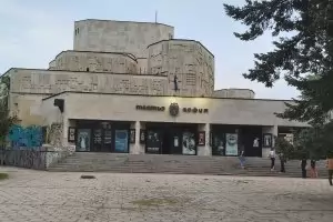 Няма да има безумен ламинат по фасадата на театър "София"