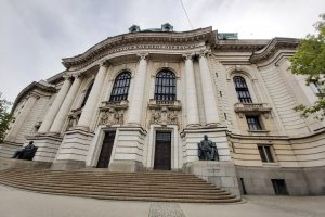 Около 200 студенти по право служители и преподаватели от Софийския