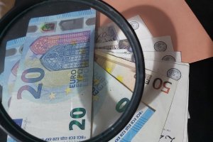 Наред със спада на преките чуждестранни инвестиции драстично се свиват