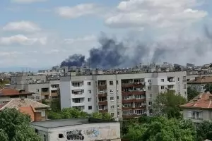 Складовете със строителни материали горят в Пловдив