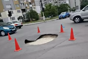 Дежавю във Варна: На асфалта - дупка!