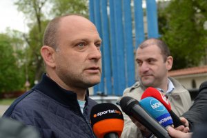 Прекъсването на първенството и продължаващата липса на приходи от генерален