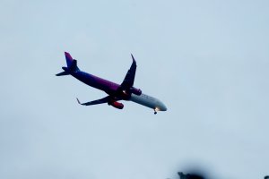 Във връзка с продължаващите ограничения при пътуване от трети страни