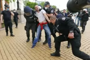 Полицията задържа протестиращи срещу правителството