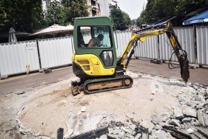 Седем години след поставянето му и след масови критики заради външния