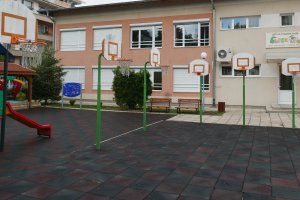 Група в детската градина с около 10 15 деца Прекарване навън