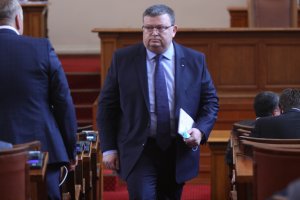 Шефът на Антикорупционната комисия Сотир Цацаров е с отнет достъп до