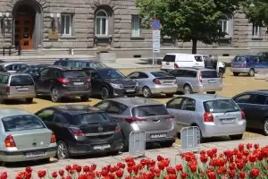Напук на общината депутатите пак паркират безплатно зад парламента